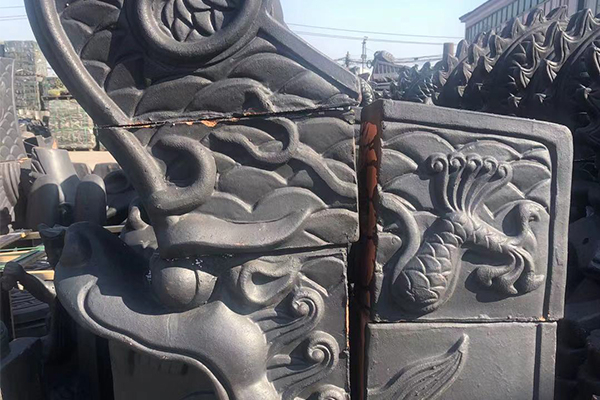 宜興市榮珂陶瓷是一家仿古筒瓦,寺廟筒瓦,園林古建瓦,寺廟瓦琉璃瓦,陶瓷彩瓦,西班牙瓦,s瓦,平板瓦,雙筒瓦,石板瓦,劈開磚等產(chǎn)品的經(jīng)銷批發(fā)的基地,品種齊全,價(jià)格合理。咨詢服務(wù)熱線:李經(jīng)理：13196506999