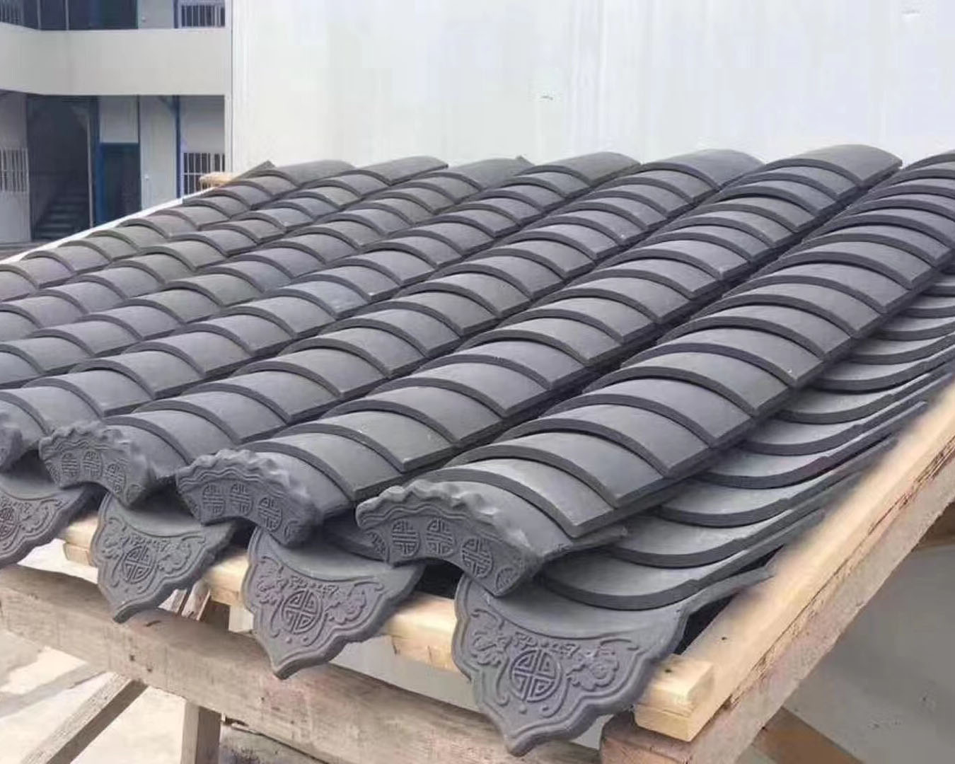 宜興市榮珂陶瓷是一家仿古筒瓦,寺廟筒瓦,園林古建瓦,寺廟瓦琉璃瓦,陶瓷彩瓦,西班牙瓦,s瓦,平板瓦,雙筒瓦,石板瓦,劈開磚等產(chǎn)品的經(jīng)銷批發(fā)的基地,品種齊全,價(jià)格合理。咨詢服務(wù)熱線:李經(jīng)理：13196506999