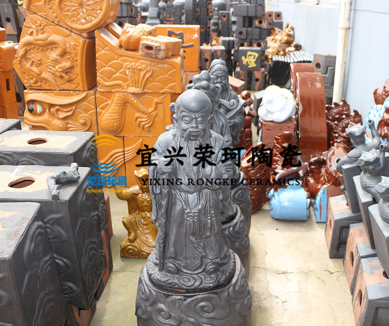 宜興市榮珂陶瓷是一家仿古筒瓦,寺廟筒瓦,園林古建瓦,寺廟瓦琉璃瓦,陶瓷彩瓦,西班牙瓦,s瓦,平板瓦,雙筒瓦,石板瓦,劈開磚等產(chǎn)品的經(jīng)銷批發(fā)的基地,品種齊全,價格合理。咨詢服務(wù)熱線:李經(jīng)理：13196506999