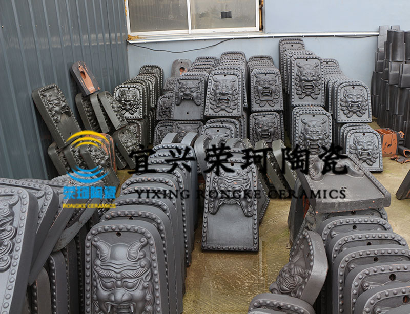 宜興市榮珂陶瓷是一家仿古筒瓦,寺廟筒瓦,園林古建瓦,寺廟瓦琉璃瓦,陶瓷彩瓦,西班牙瓦,s瓦,平板瓦,雙筒瓦,石板瓦,劈開(kāi)磚等產(chǎn)品的經(jīng)銷批發(fā)的基地,品種齊全,價(jià)格合理。咨詢服務(wù)熱線:李經(jīng)理：13196506999