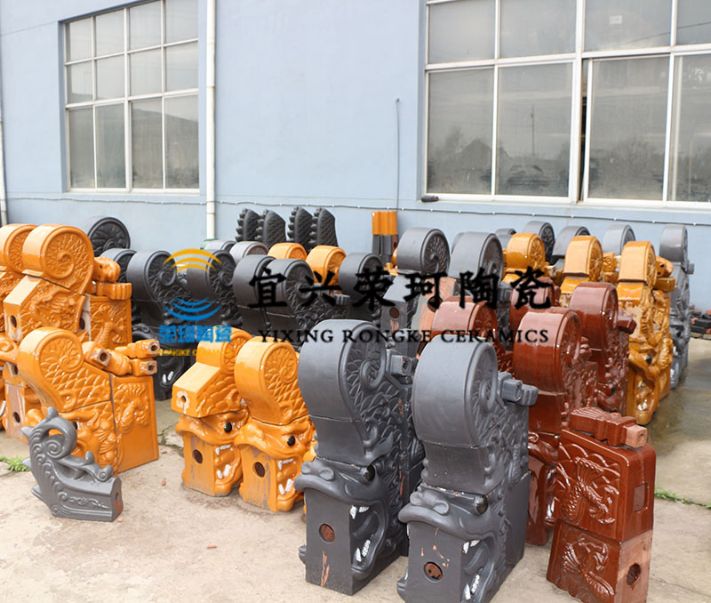 宜興市榮珂陶瓷是一家仿古筒瓦,寺廟筒瓦,園林古建瓦,寺廟瓦琉璃瓦,陶瓷彩瓦,西班牙瓦,s瓦,平板瓦,雙筒瓦,石板瓦,劈開磚等產(chǎn)品的經(jīng)銷批發(fā)的基地,品種齊全,價格合理。咨詢服務(wù)熱線:李經(jīng)理：13196506999